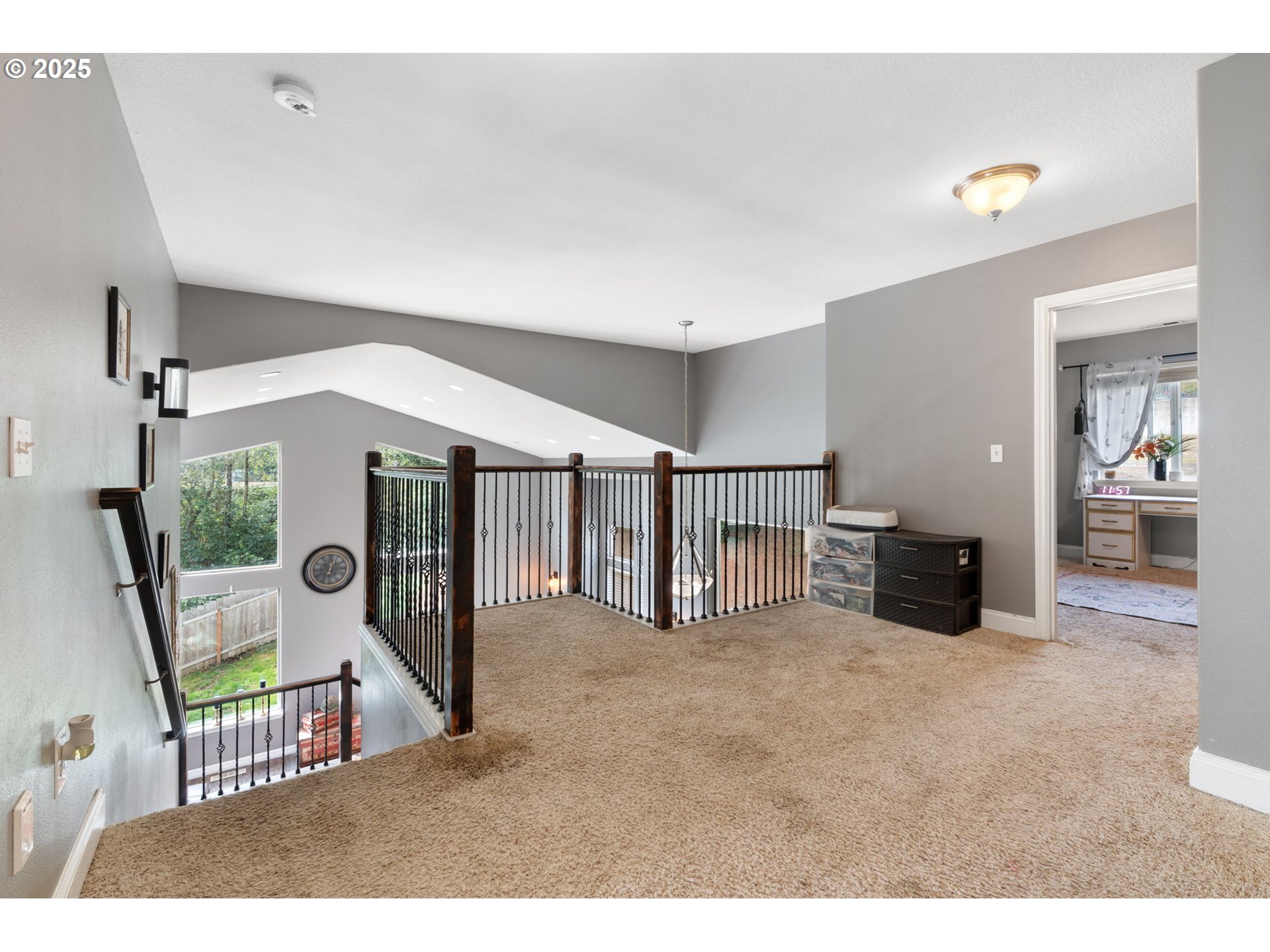 117 Altavista Road Longview, WA 98632 - Photo 21 of 40 a living room with furniture