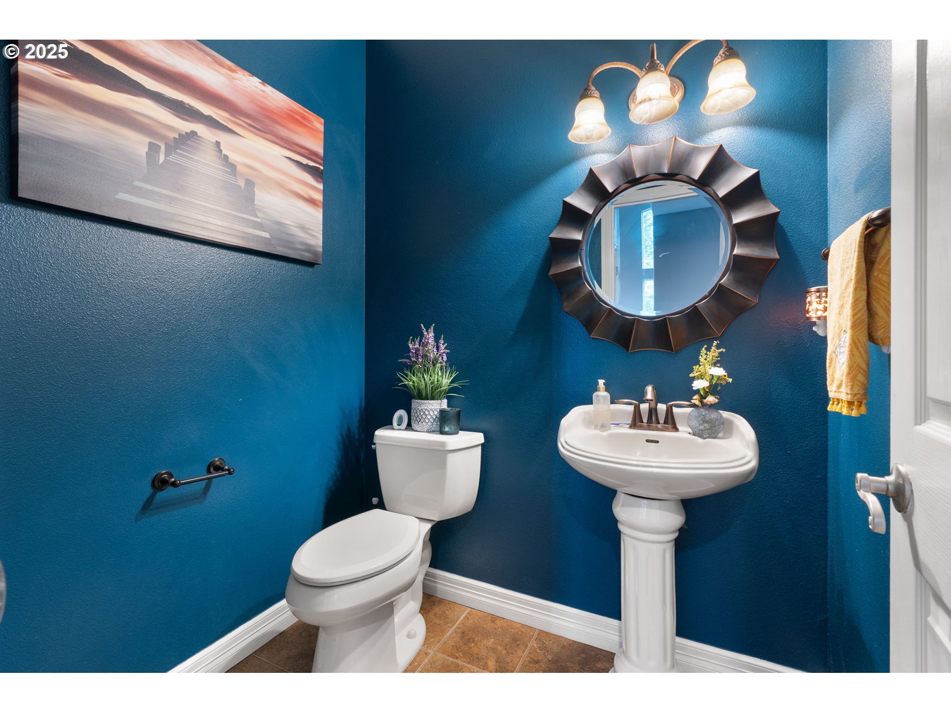 117 Altavista Road Longview, WA 98632 - Photo 22 of 40 a bathroom with a toilet sink and mirror