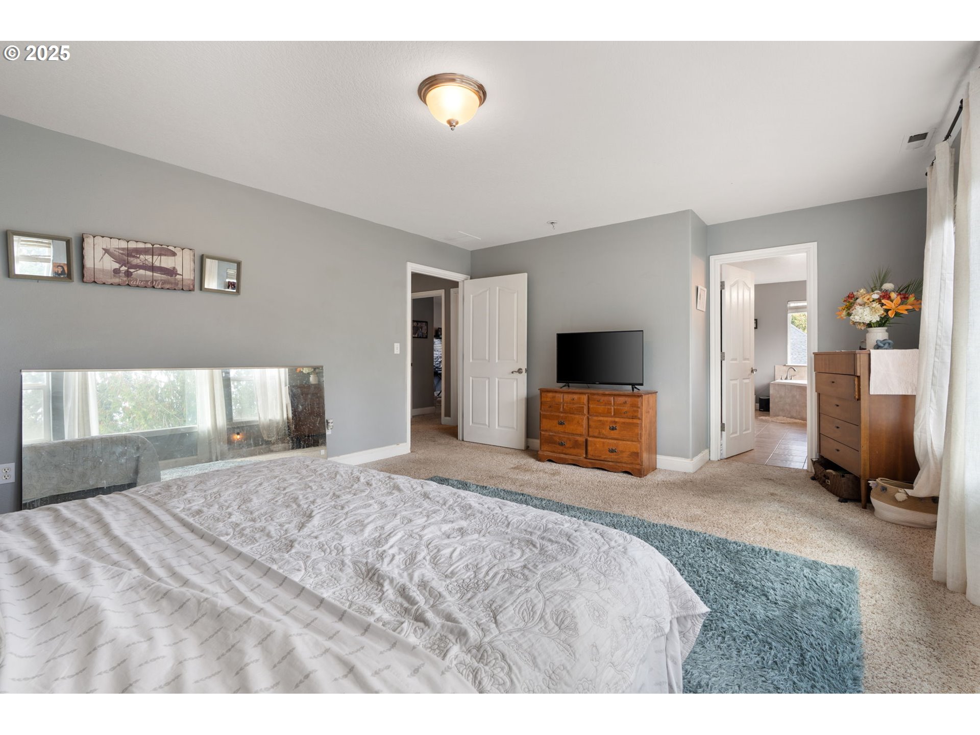 117 Altavista Road Longview, WA 98632 - Photo 24 of 40 a bedroom with a bed and a television