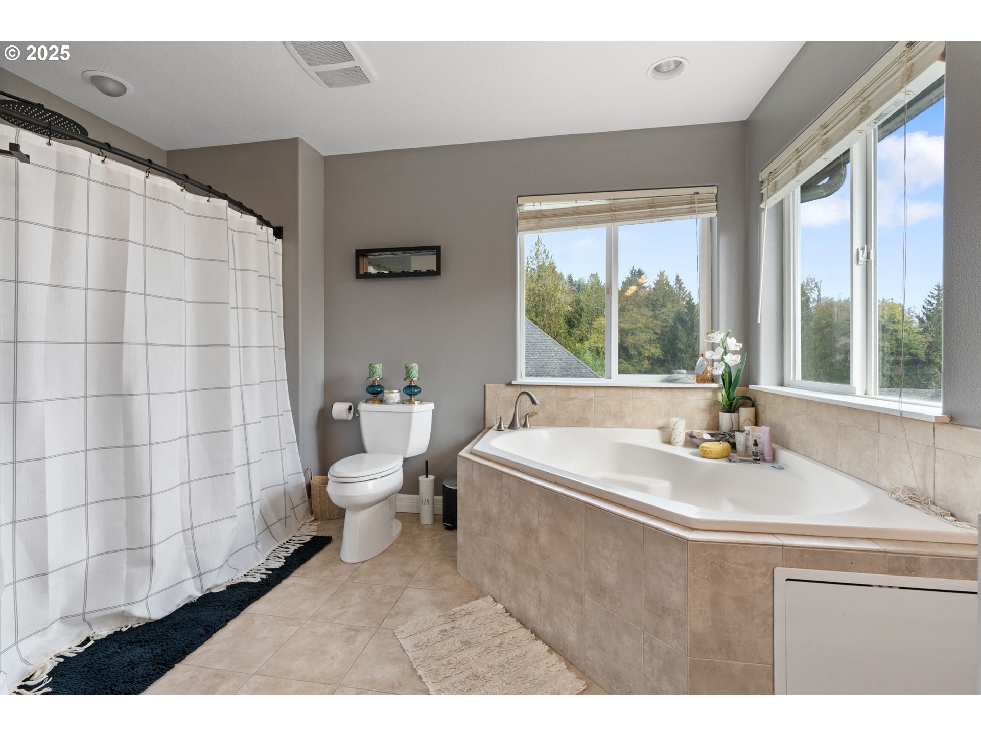 117 Altavista Road Longview, WA 98632 - Photo 25 of 40 a bathroom with a bathtub and a sink