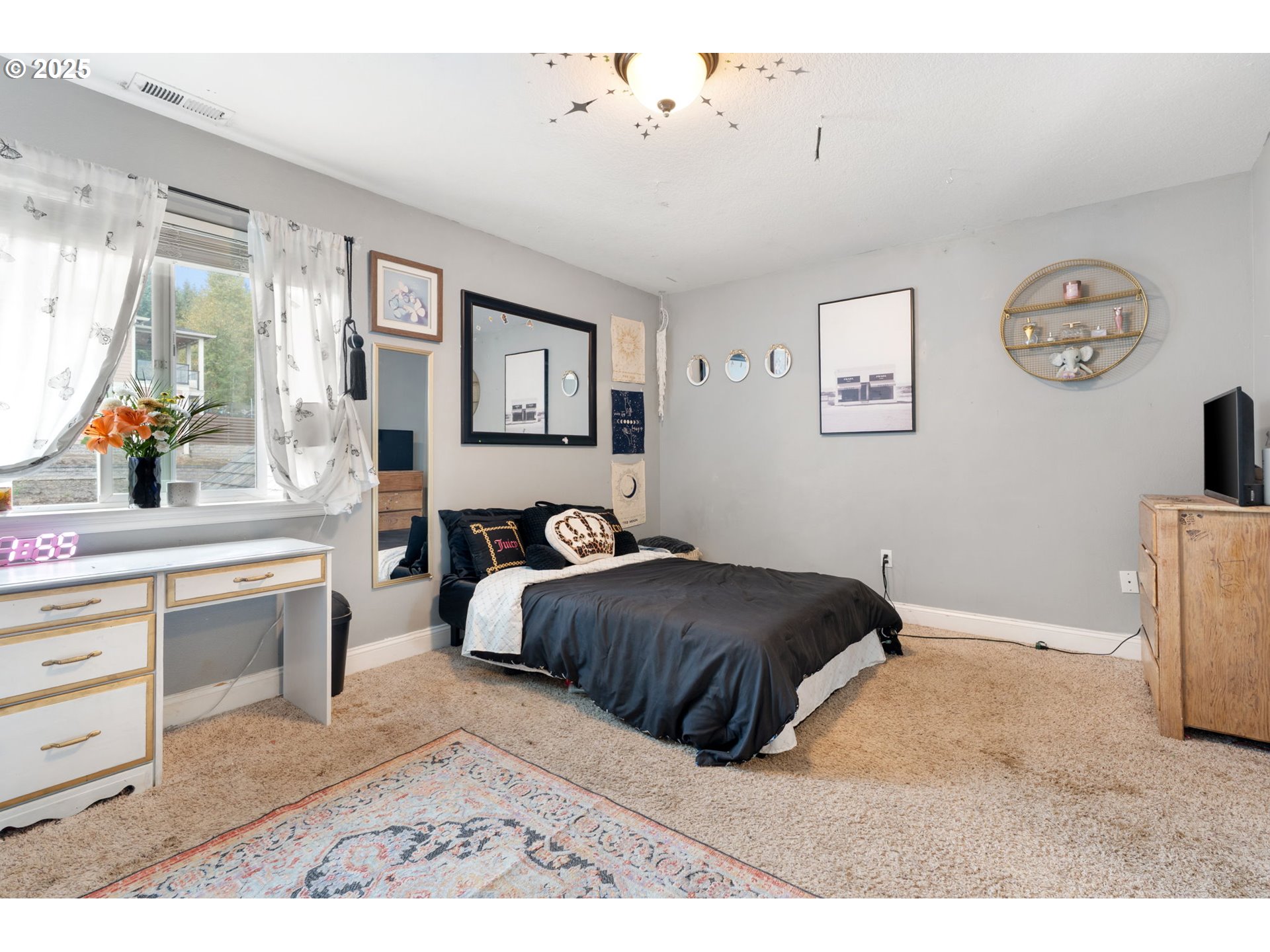 117 Altavista Road Longview, WA 98632 - Photo 26 of 40 a bedroom with a bed window and painting on the wall