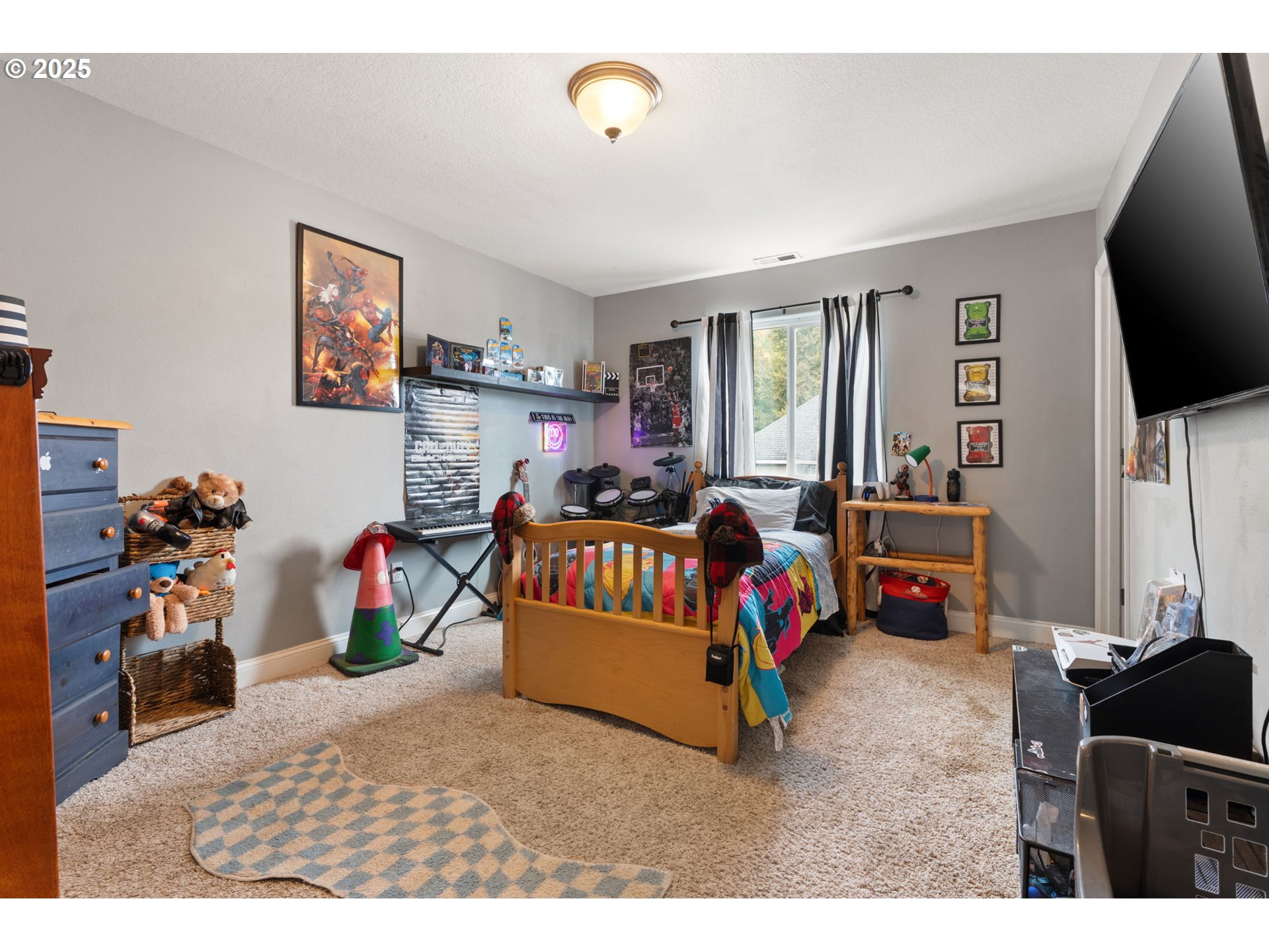 117 Altavista Road Longview, WA 98632 - Photo 27 of 40 a bedroom with furniture and a flat screen tv