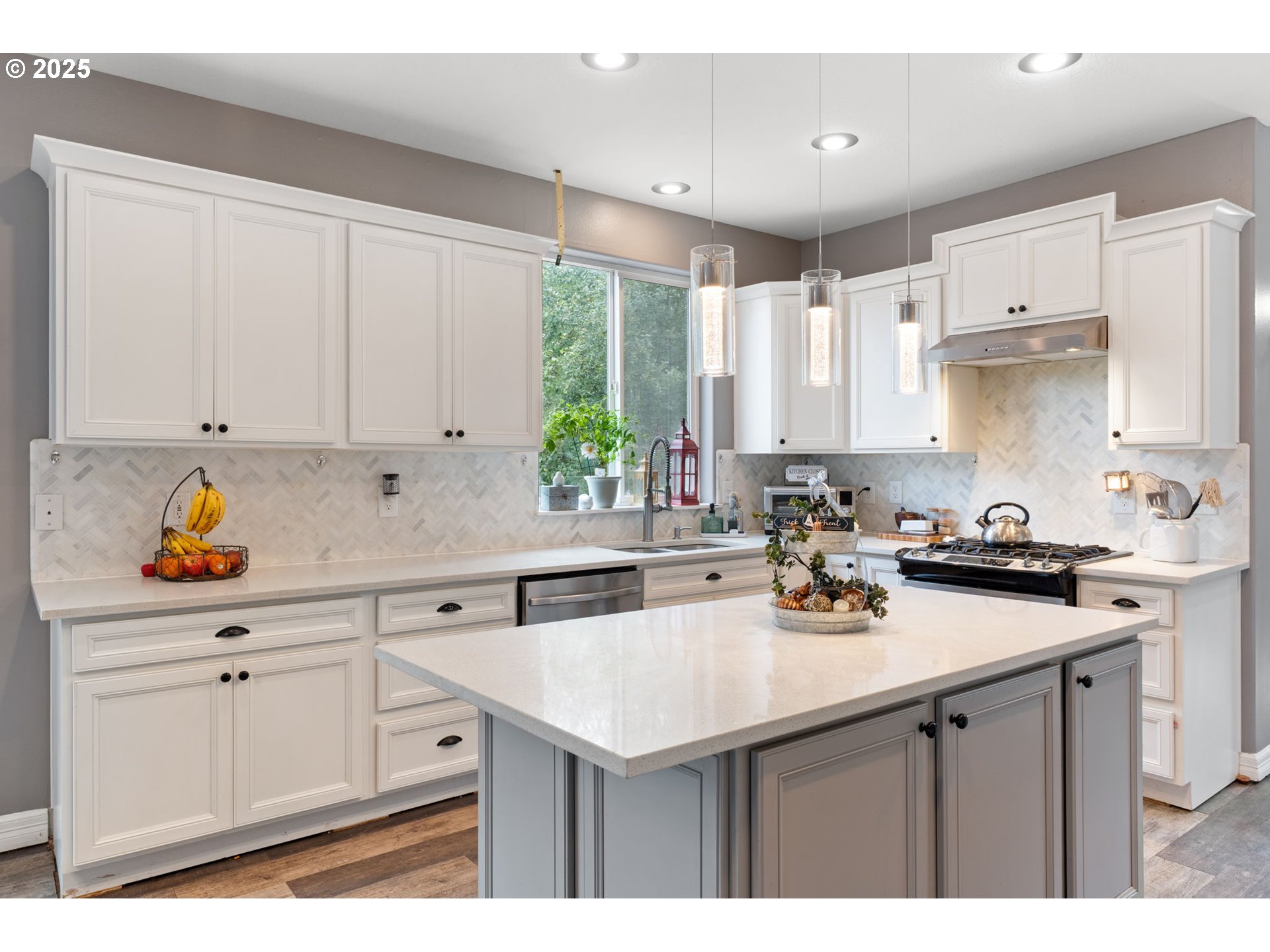 117 Altavista Road Longview, WA 98632 - Photo 9 of 40 a kitchen with stainless steel appliances a sink stove and cabinets