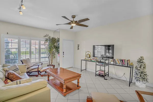 $3,400 | 584 Southeast 20th Avenue, Unit 2, Deerfield Beach, FL 33441