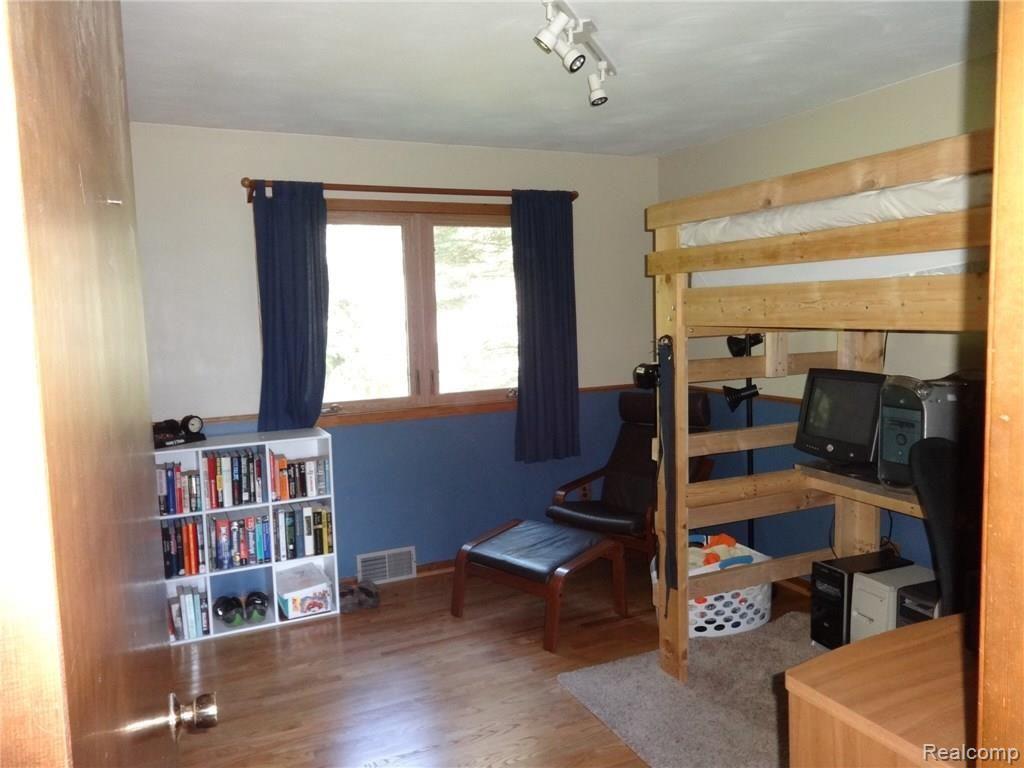 2705 Hubert Road Brighton, MI 48114 - Photo 7 of 20 image.jpg