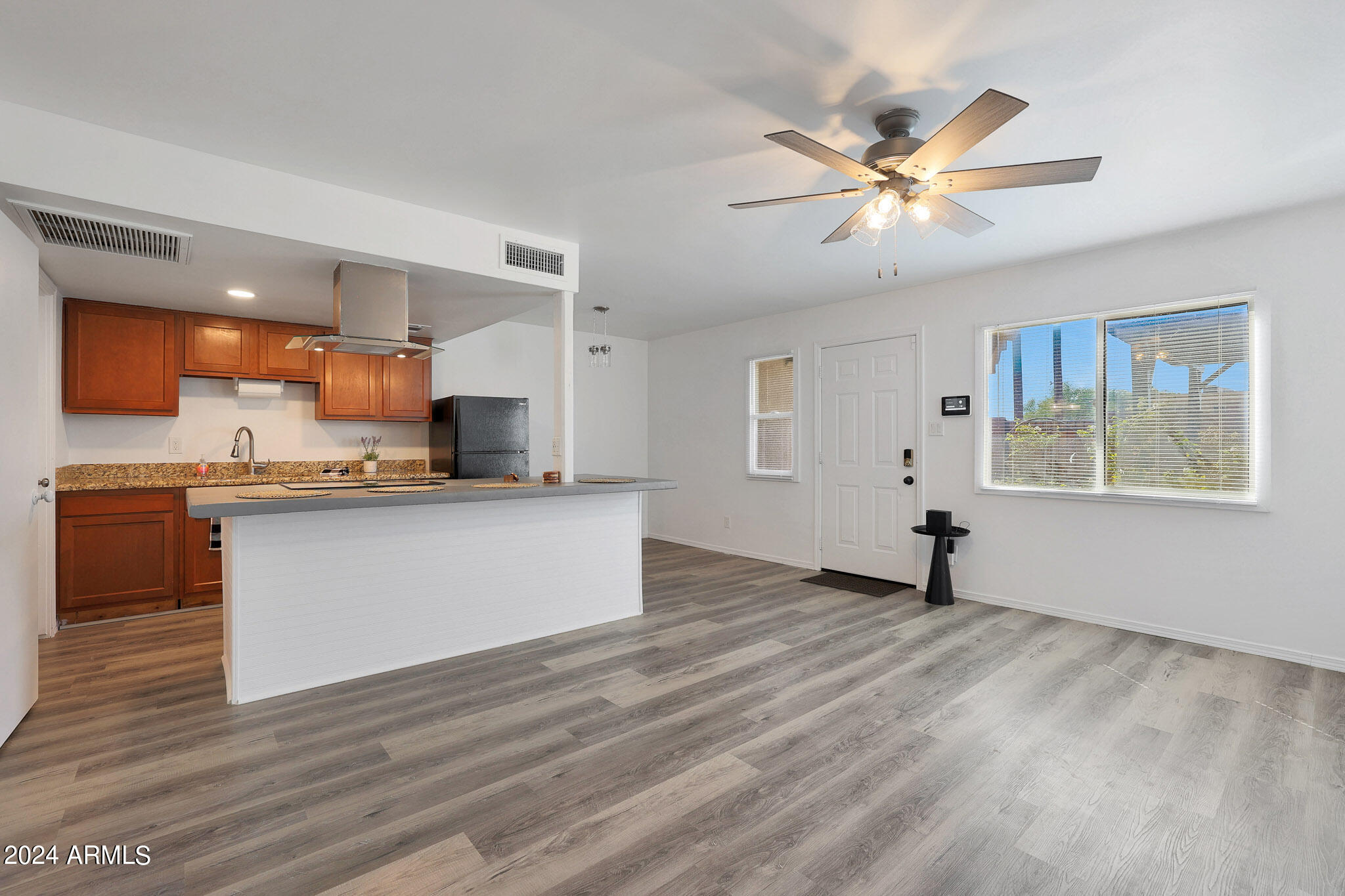 4604 East Broadway Road Phoenix, AZ 85040 - Photo 6 of 30 Living Room