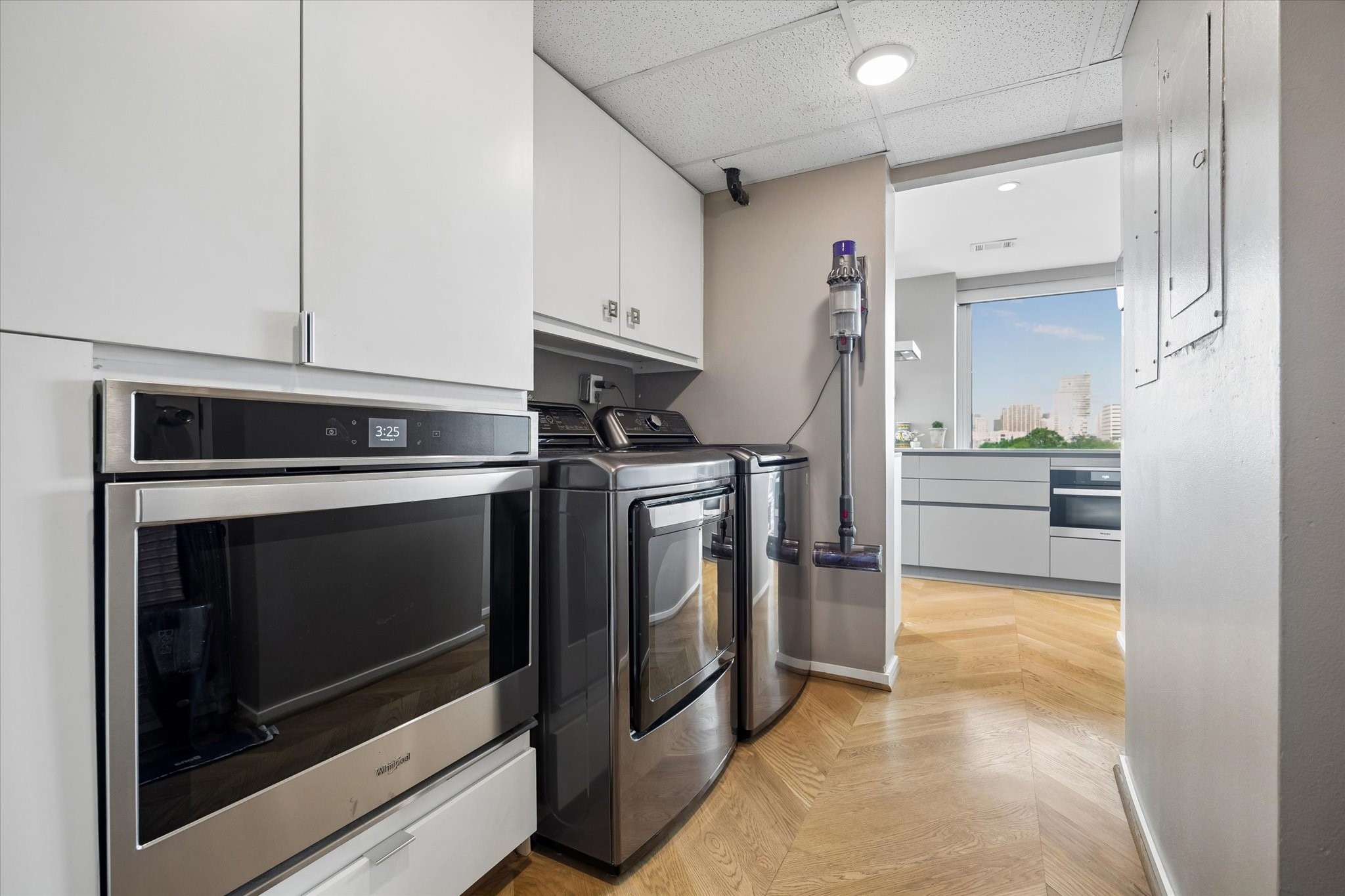 2200 Willowick Road, Unit 5C Houston, TX 77027 - Photo 12 of 27 Utility room with full size washer/dryer and extra full size oven. Back door access to stairway.