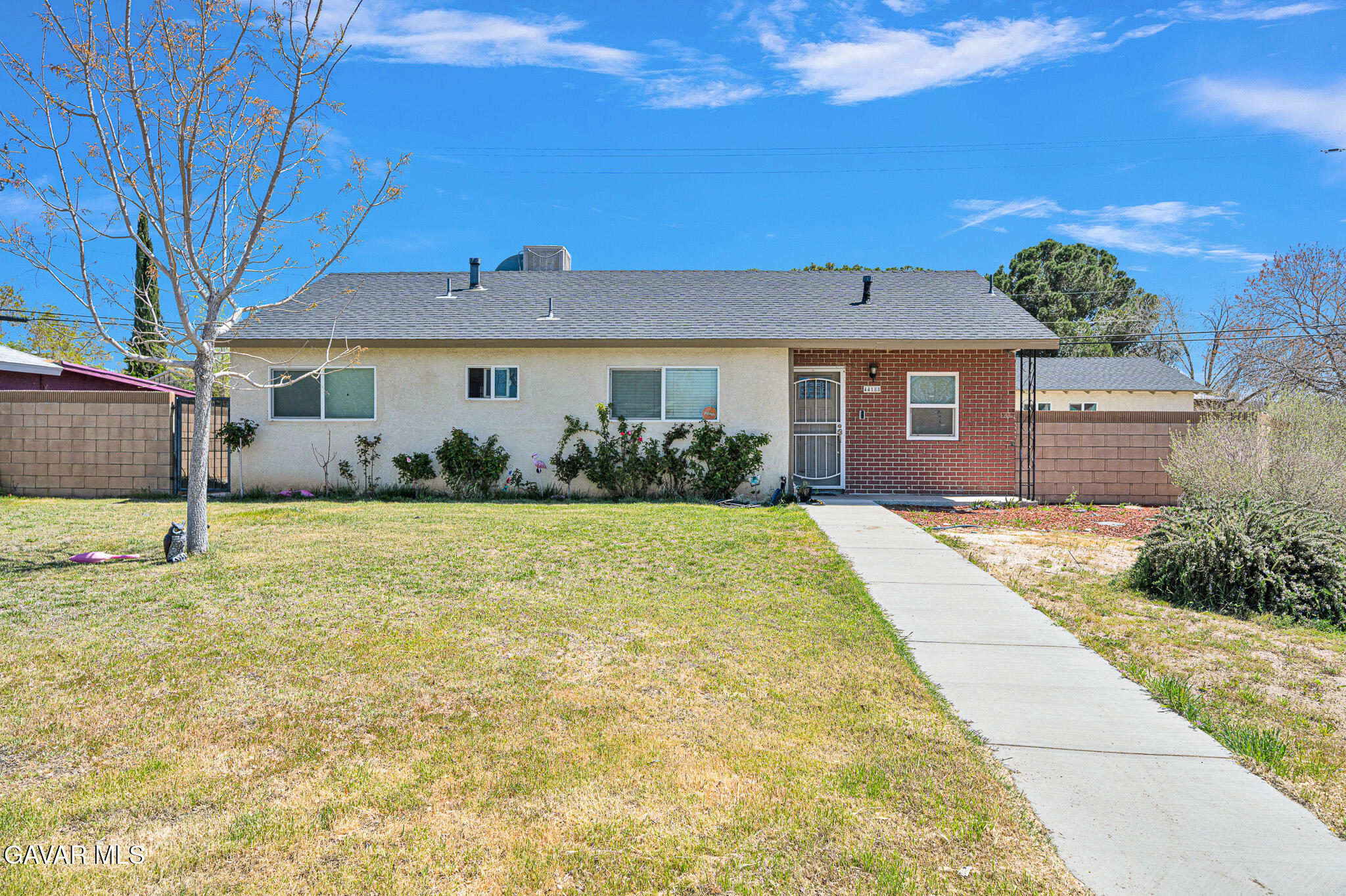 44188 Glenraven Road Lancaster, CA 93535 - Photo 1 of 26 a front view of a house with garden