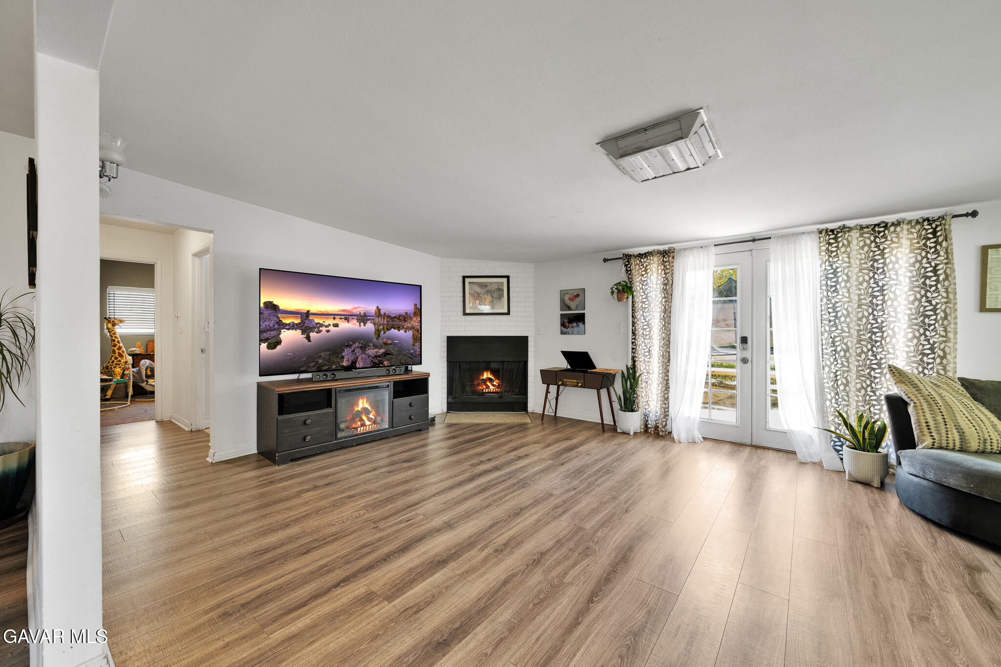 44188 Glenraven Road Lancaster, CA 93535 - Photo 20 of 26 a living room with furniture and a flat screen tv