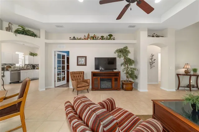 $318,900 | 10161 Mainsail Drive, Oxford, FL 34484