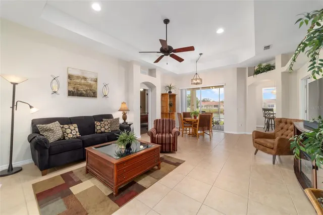 $318,900 | 10161 Mainsail Drive, Oxford, FL 34484