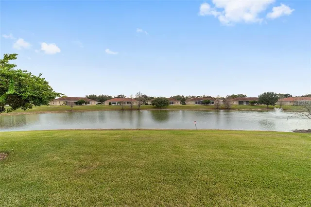 $318,900 | 10161 Mainsail Drive, Oxford, FL 34484