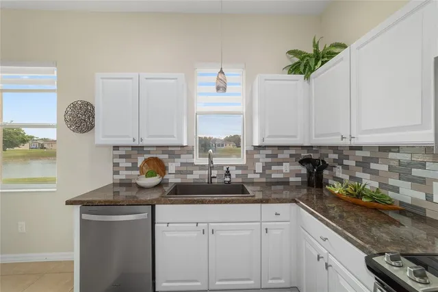 $318,900 | 10161 Mainsail Drive, Oxford, FL 34484