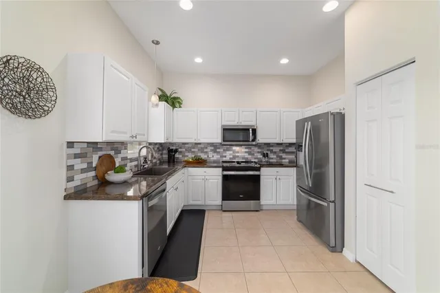 $318,900 | 10161 Mainsail Drive, Oxford, FL 34484