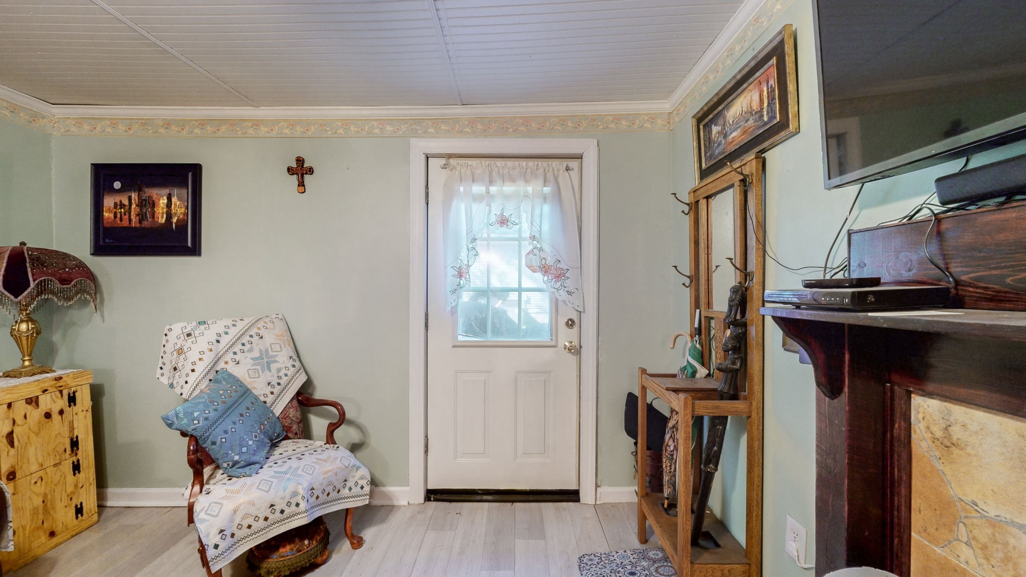 407 Villa Street Murfreesboro, TN 37129 - Photo 6 of 33 a living room with furniture and a window