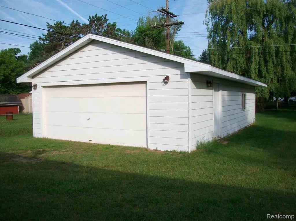 1833 North Lapeer Road Lapeer, MI 48446 - Photo 2 of 3 garage