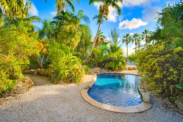a kitchen that has a lot of cabinets in it