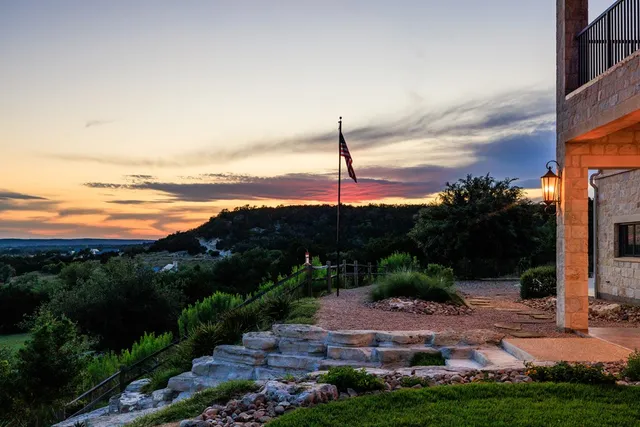 a view of a backyard