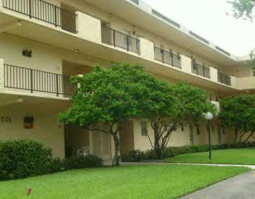 151 Berkley Road, Unit 101 Hollywood, FL 33024 - Photo 1 of 16 Exterior Front