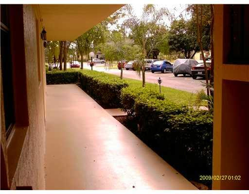 151 Berkley Road, Unit 101 Hollywood, FL 33024 - Photo 14 of 16 Exterior Front