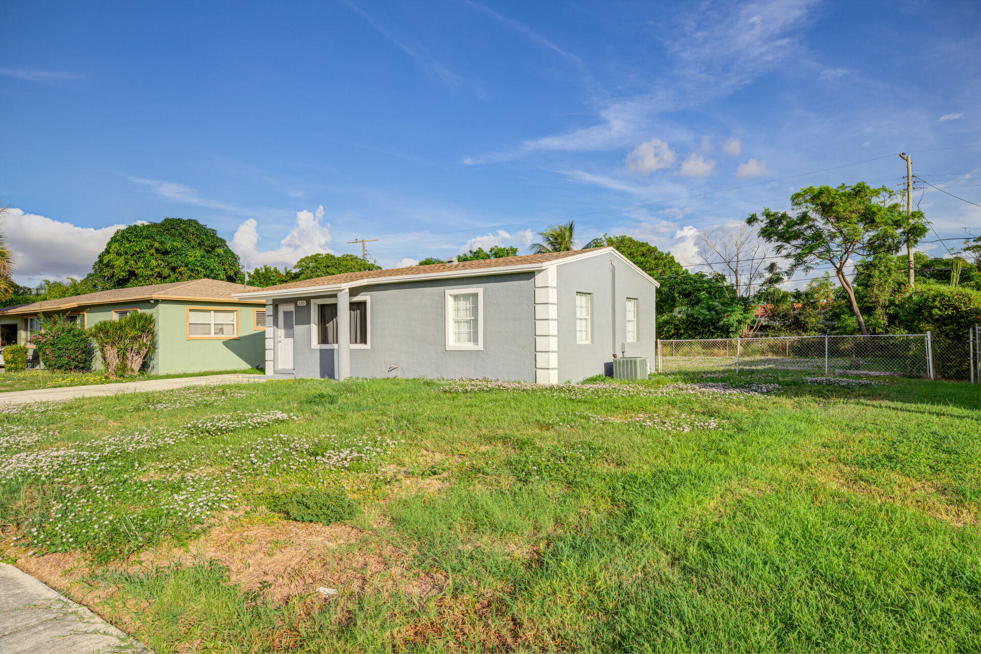 330 West 28th Street Riviera Beach, FL 33404 - Photo 2 of 23 1489924_1_1667515228.9969_1517001