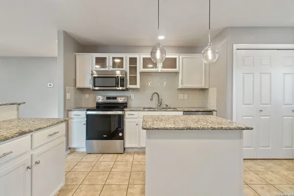 $1,670 | 9131 Hilltop Crossing Drive, San Antonio, TX 78251