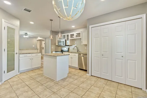 $1,670 | 9131 Hilltop Crossing Drive, San Antonio, TX 78251