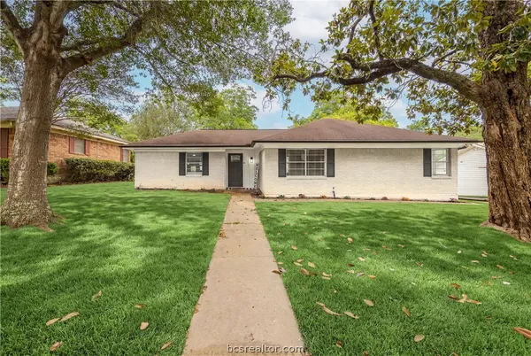 $295,000 | 2411 Airline Drive, Brenham, TX 77833