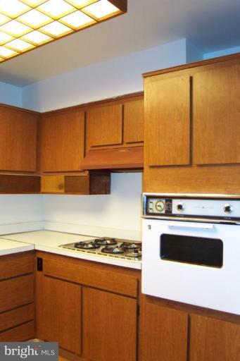 1660 Chimney House Road Reston, VA 20190 - Photo 3 of 11 Kitchen