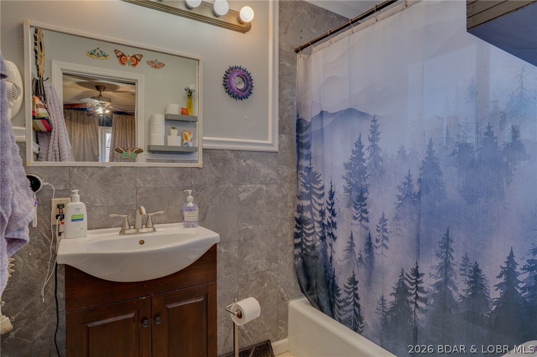 219 Indian Park Road Sunrise Beach, MO 65079 - Photo 18 of 38 Bathroom 1 (main level)