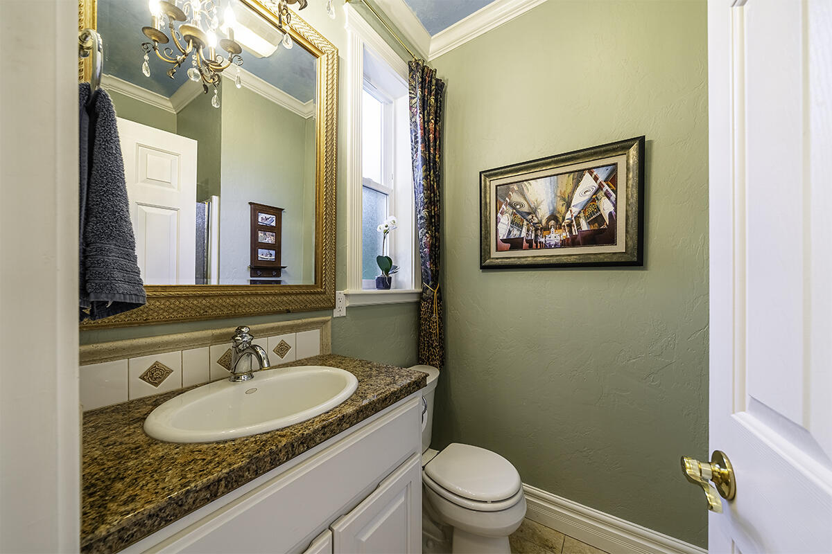 3343 Lone Pine Road Medford, OR 97504 - Photo 35 of 47 Full Main Level Bathroom Positioned Off The Mudroom