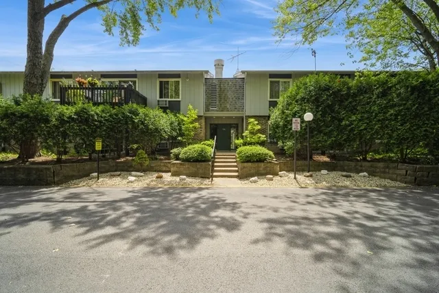 $219,000 | 936 East Old Willow Road, Unit 104, Prospect Heights, IL 60070