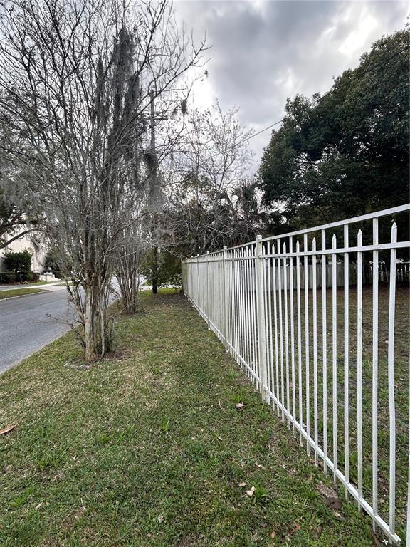 48 East Par Street Orlando, FL 32804 - Photo 5 of 25 a view of a yard with wooden fence