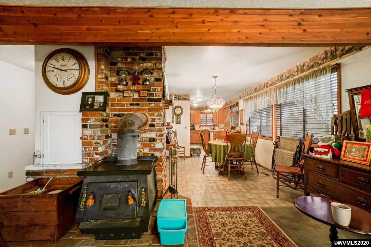15565 Oakdale Road Dallas, OR 97338 - Photo 10 of 38