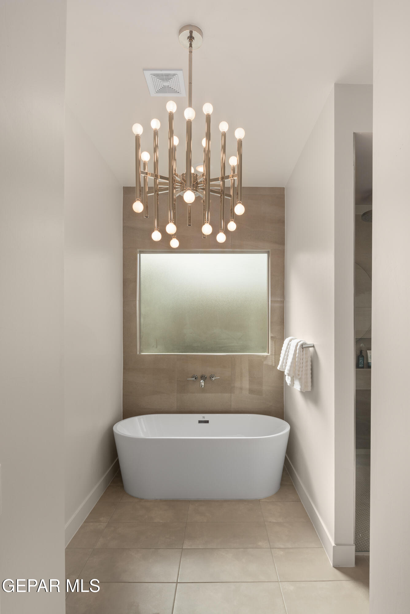 1860 War Path El Paso, TX 79911 - Photo 10 of 12 a bathroom with a bathtub
