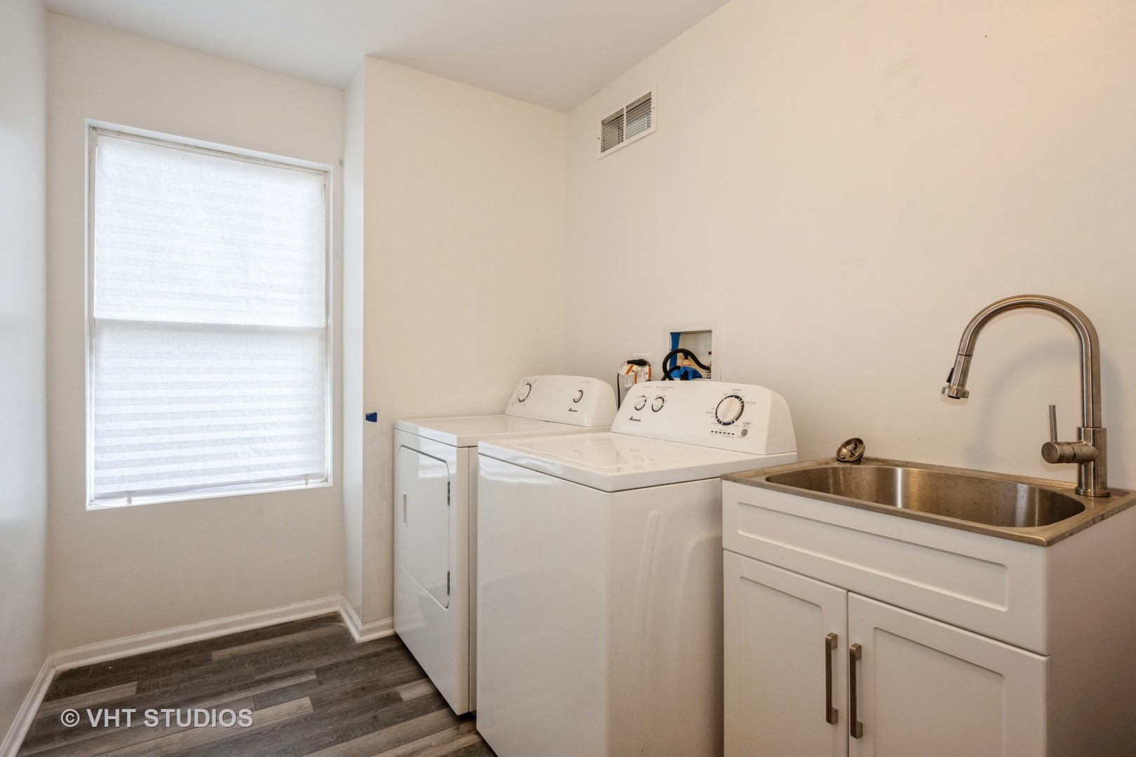 583 Greystone Lane Bolingbrook, IL 60440 - Photo 21 of 28 a utility room with dryer and washer