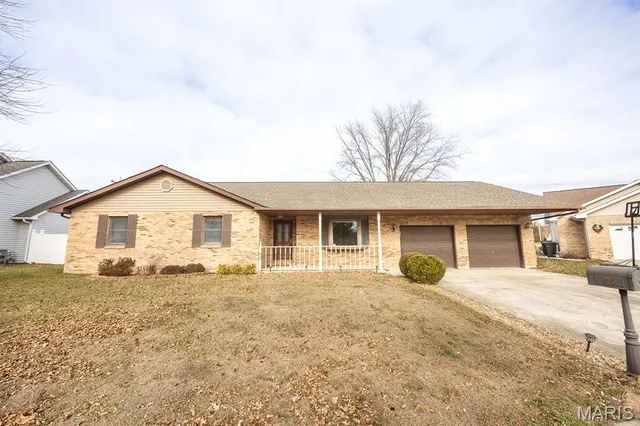 $300,000 | 924 Dere Bere Drive, Mascoutah, IL 62258