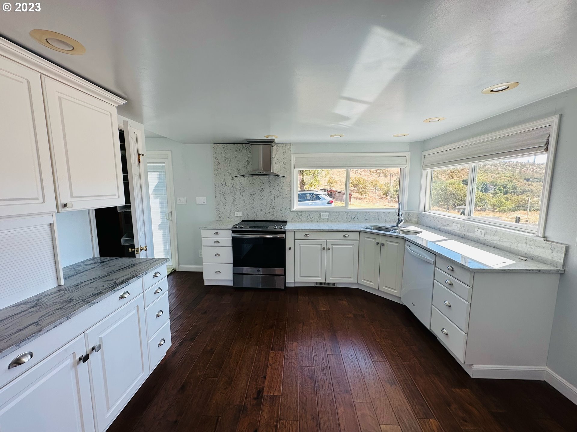 5650 Cherry Heights Road The Dalles, OR 97058 - Photo 11 of 18 Kitchen