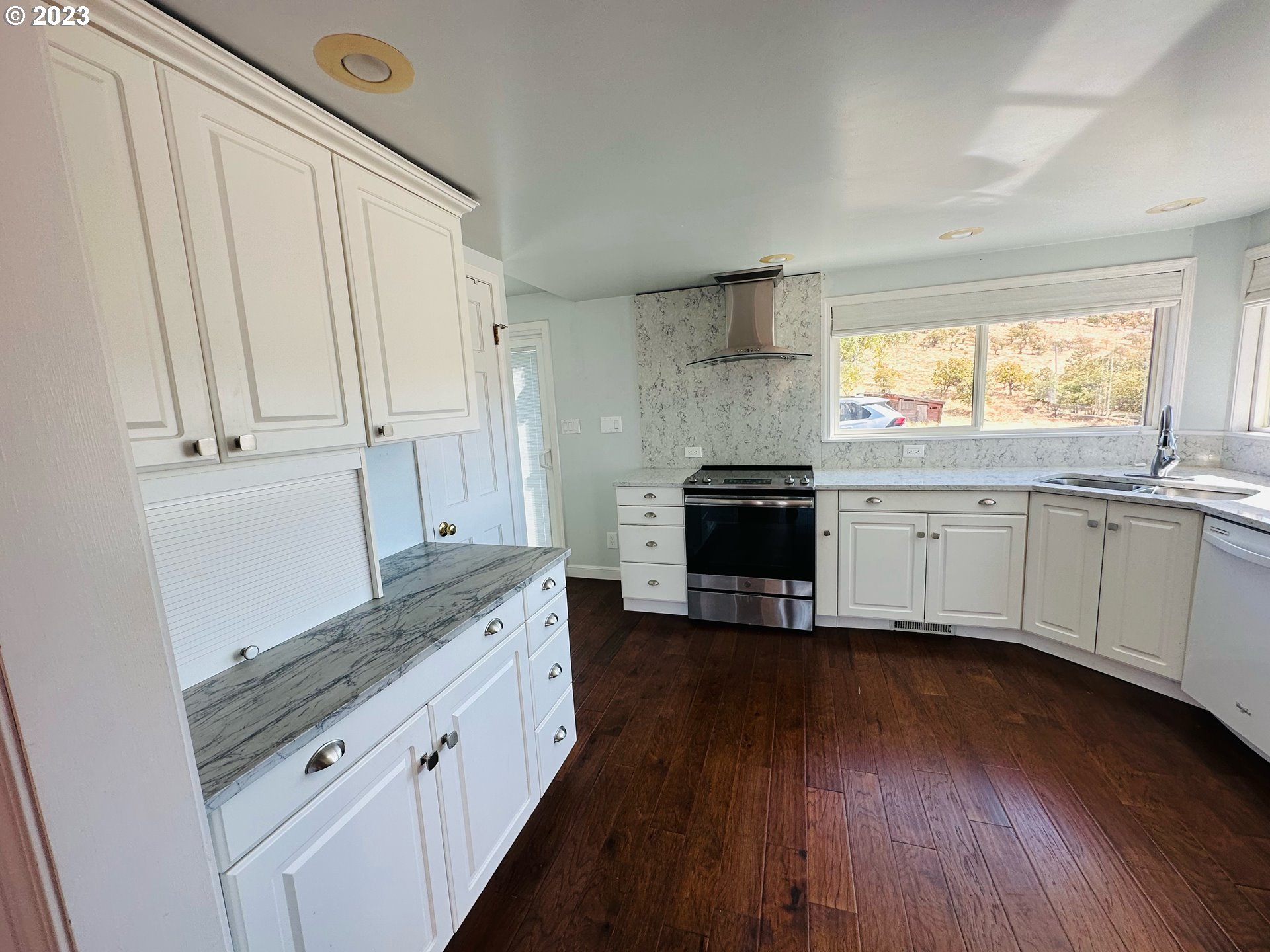 5650 Cherry Heights Road The Dalles, OR 97058 - Photo 8 of 18 Kitchen
