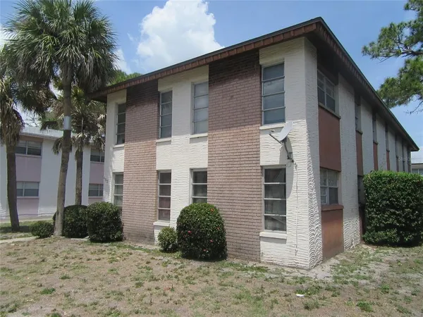 a view of a house with backyard and plants