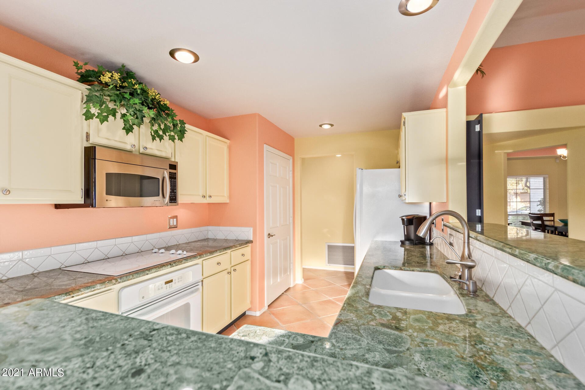 359 West Brisa Drive Gilbert, AZ 85233 - Photo 12 of 40 Kitchen East