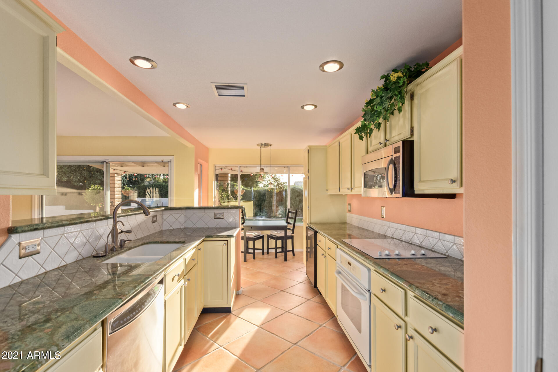 359 West Brisa Drive Gilbert, AZ 85233 - Photo 15 of 40 Kitchen West