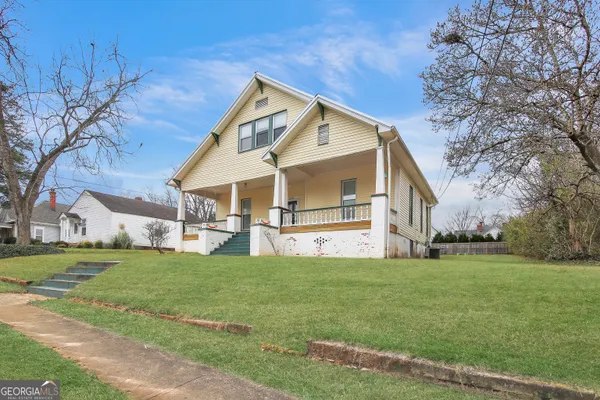 a view of a house with a yard