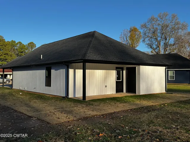 a front view of house with yard