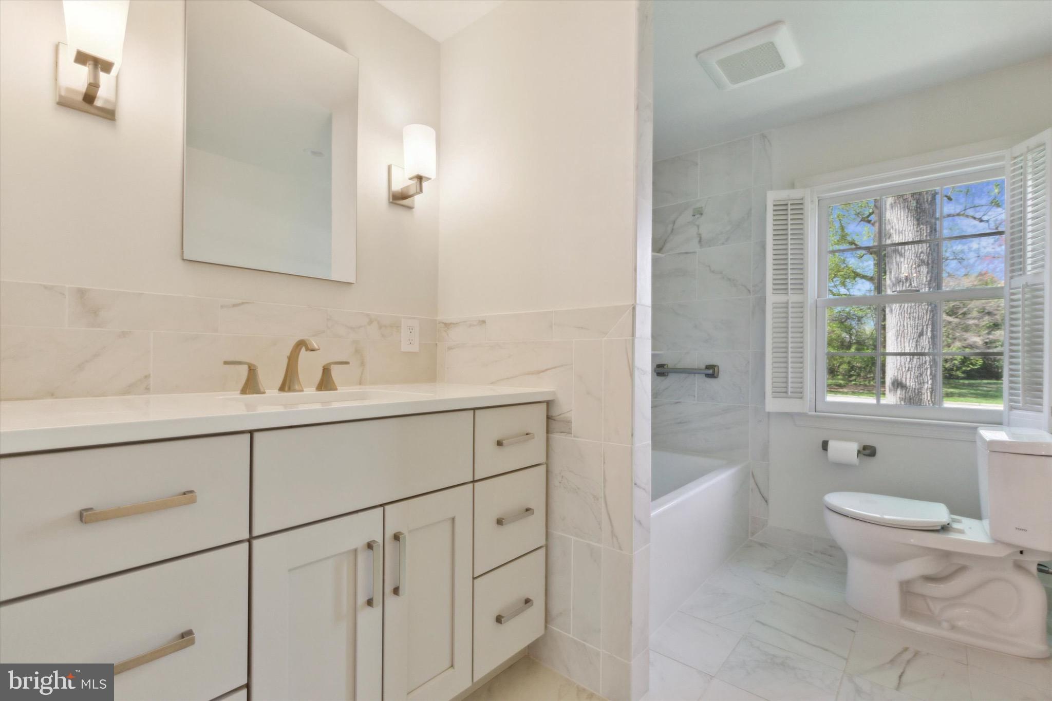 786 Bair Road Berwyn, PA 19312 - Photo 24 of 37 Full Hall Bathroom