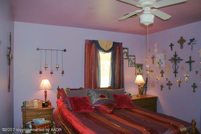 4717 South Milam Street Amarillo, TX 79110 - Photo 5 of 10 a bedroom with furniture and a lamp