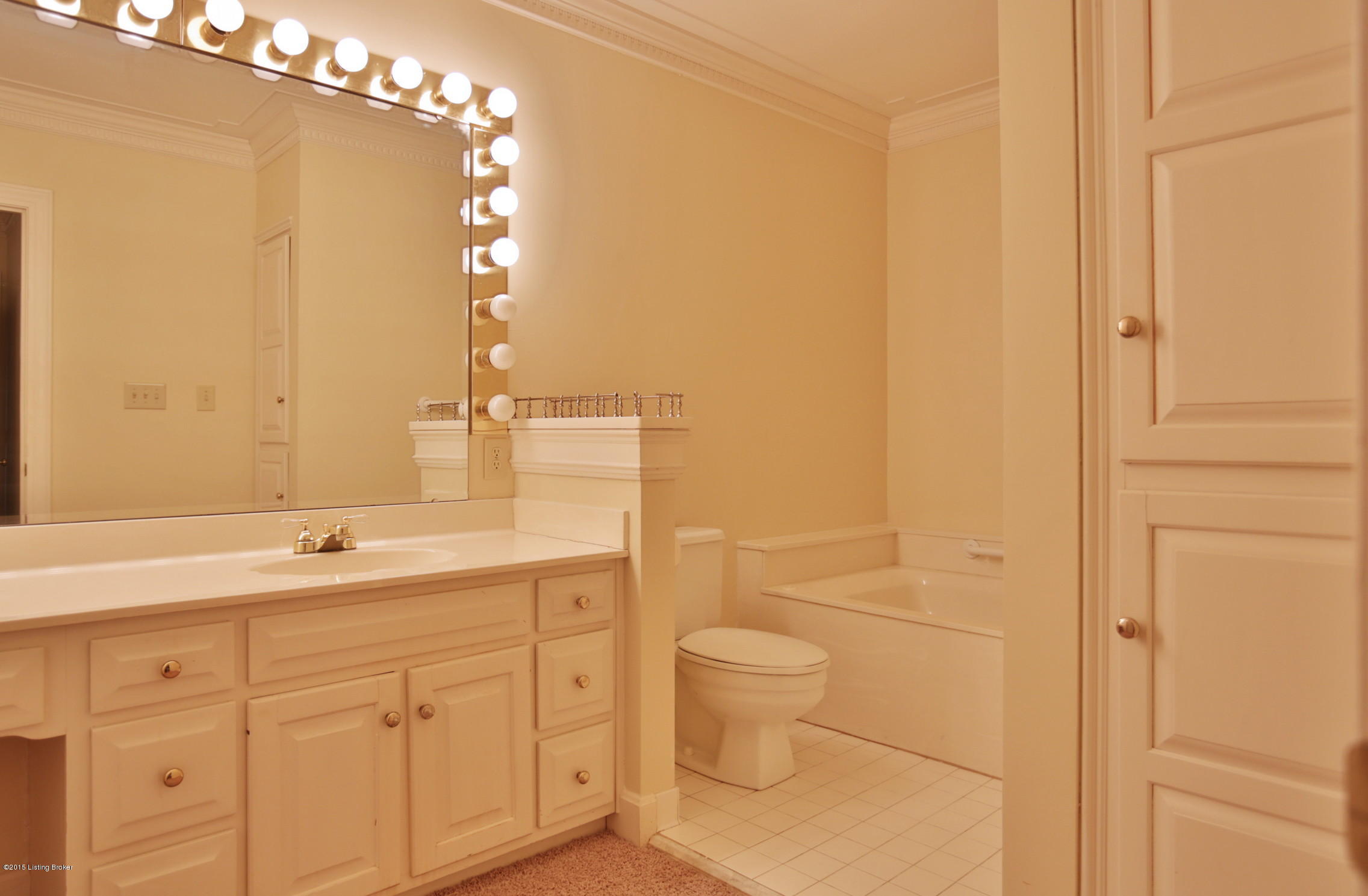 701 Evergreen Road Anchorage, KY 40223 - Photo 19 of 60 This master bath has a tub