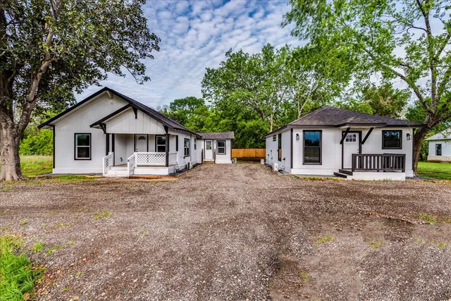 $335,000 | 112 Gazley A & B Street, Smithville, TX 78957