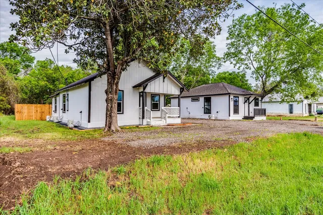 $335,000 | 112 Gazley A & B Street, Smithville, TX 78957