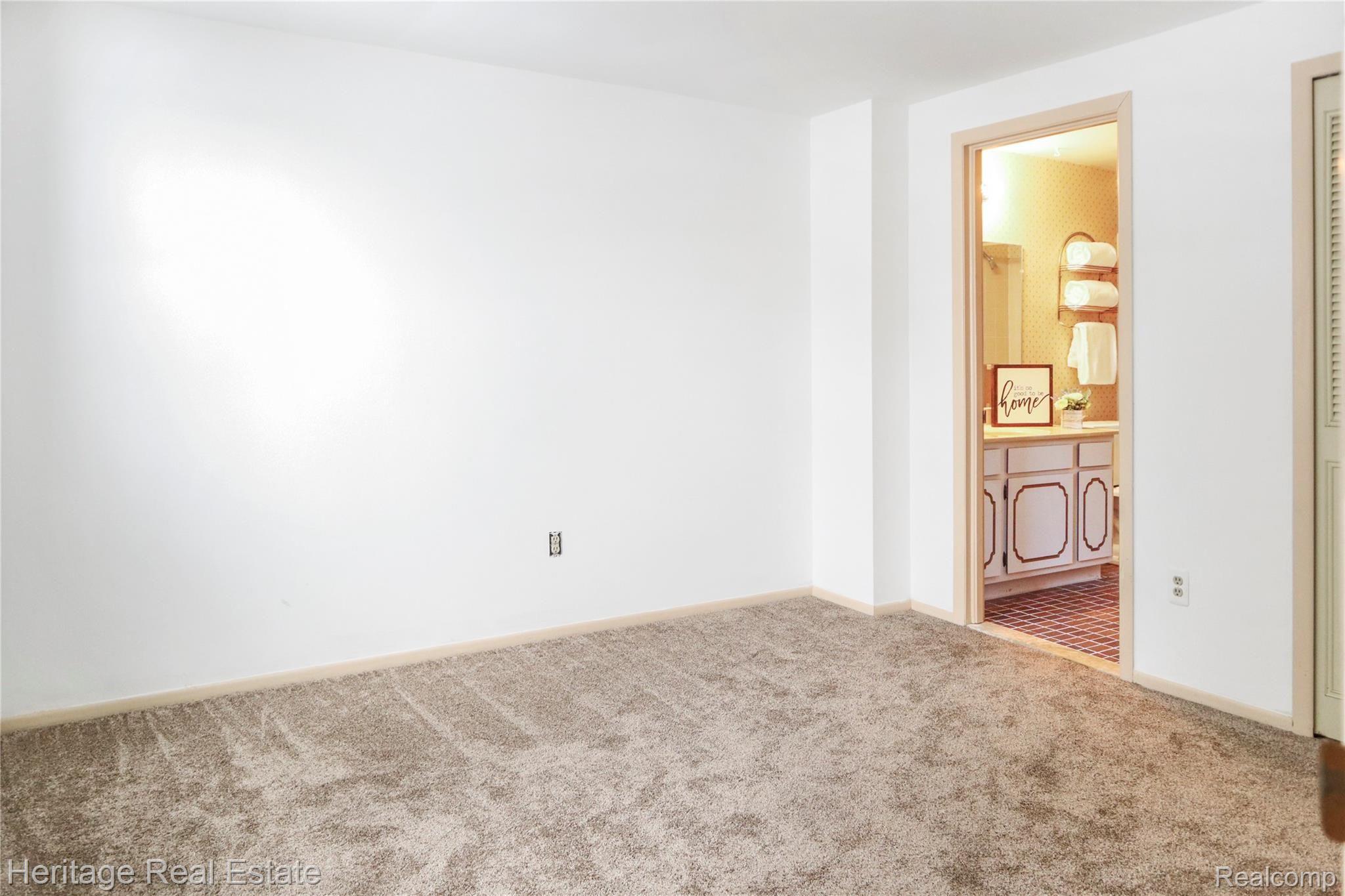 424 Willow Grove Lane Rochester, MI 48307 - Photo 17 of 20 Bedroom #2 has brand new carpet and freshly painted walls.
